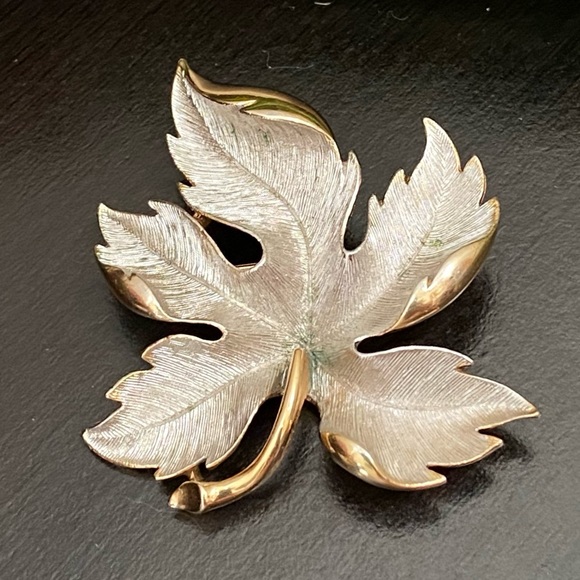 Vintage Unsigned 2-tone Brushed Silver & Gold-tone Maple Leaf Brooch - Picture 2 of 8